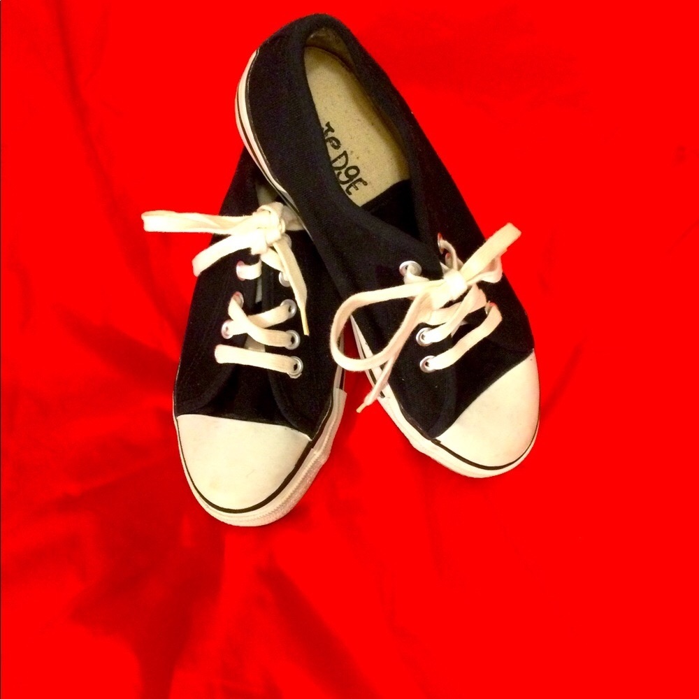 BLACK & WHITE RETRO CANVAS SNEAKERS